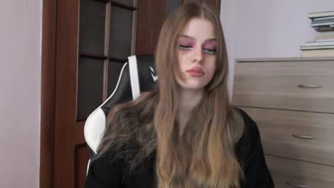 Snapshot of redhead_rabbit chatting on May 16, 2:19 am Lily online show from May 16, 2:19 am
