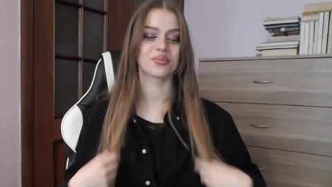 Snapshot of redhead_rabbit chatting on May 26, 2:40 am Lily online show from May 26, 2:40 am