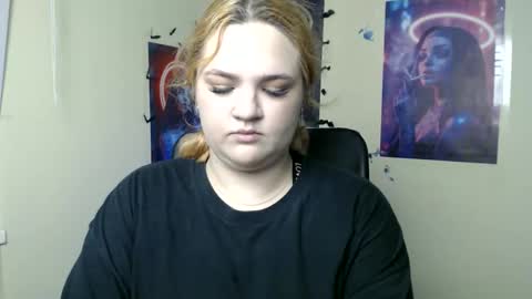 Snapshot of redhotqueen1 chatting on June 6, 11:59 am Rina online show from June 6, 11:59 am