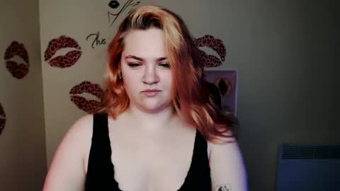 Snapshot of redhotqueen1 chatting on June 10, 6:07 pm Rina online show from June 10, 6:07 pm