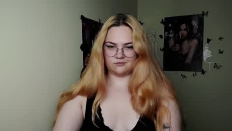 Snapshot of redhotqueen1 chatting on June 17, 12:07 pm Rina online show from June 17, 12:07 pm