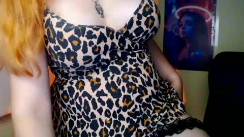 Snapshot of redhotqueen1 chatting on July 28, 4:39 pm Rina online show from July 28, 4:39 pm