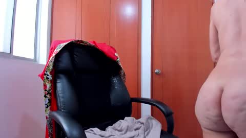 Snapshot of redroomxx chatting on January 6, 7:13 pm MIA online show from January 6, 7:13 pm