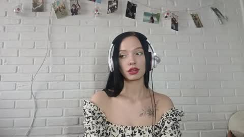 Mia online show from April 2, 8:23 am