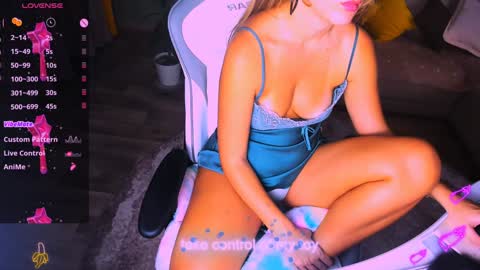 Snapshot of reggiemeow chatting on December 7, 4:20 am reggieMeow online show from December 7, 4:20 am