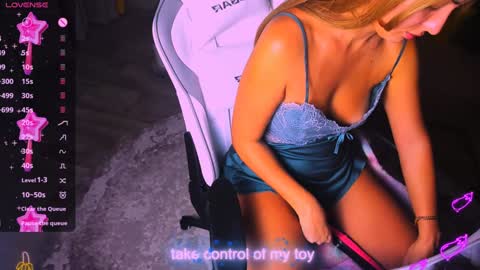 Snapshot of reggiemeow chatting on December 11, 3:02 am reggieMeow online show from December 11, 3:02 am