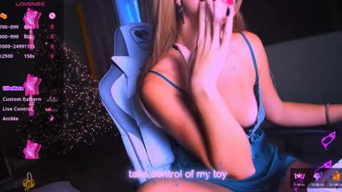 Snapshot of reggiemeow chatting on December 16, 2:57 am reggieMeow online show from December 16, 2:57 am