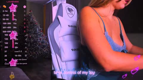 Snapshot of reggiemeow chatting on December 17, 4:45 am reggieMeow online show from December 17, 4:45 am