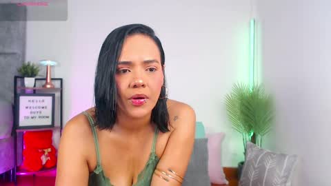 regina1819 online show from May 1, 3:44 am