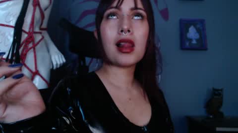 Snapshot of regina_iris chatting on June 3, 11:10 pm Regina online show from June 3, 11:10 pm