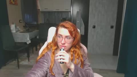 Snapshot of reginasmilee chatting on April 20, 2:47 am Regina online show from April 20, 2:47 am