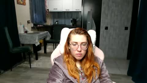Snapshot of reginasmilee chatting on April 21, 2:48 am Regina online show from April 21, 2:48 am