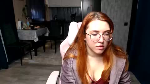 Snapshot of reginasmilee chatting on April 28, 2:49 am Regina online show from April 28, 2:49 am