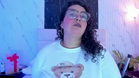 reginavegaa online show from May 7, 11:37 am