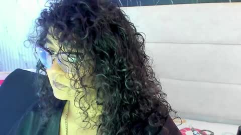 reginavegaa online show from May 9, 9:25 am