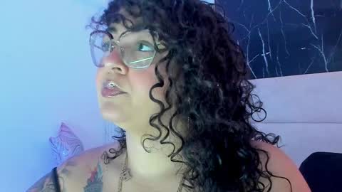 reginavegaa online show from May 13, 9:06 am