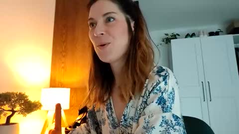 Snapshot of reileyfoxx chatting on April 9, 5:51 am Reiley online show from April 9, 5:51 am