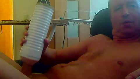 Snapshot of reini7211 chatting on February 9, 12:52 pm reini7211 online show from February 9, 12:52 pm