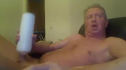 Snapshot of reini7211 chatting on October 16, 12:22 am reini7211 online show from October 16, 12:22 am