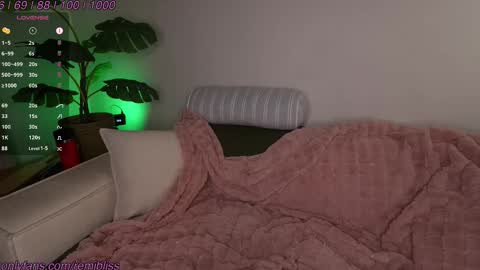 Snapshot of remibliss chatting on March 4, 1:55 am Remi online show from March 4, 1:55 am