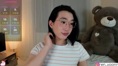 Snapshot of ren_yoonn chatting on April 22, 1:52 am Ren online show from April 22, 1:52 am