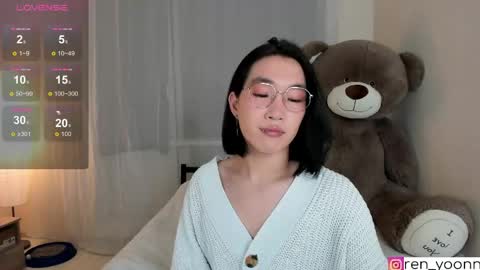 Snapshot of ren_yoonn chatting on May 11, 12:38 am Ren online show from May 11, 12:38 am