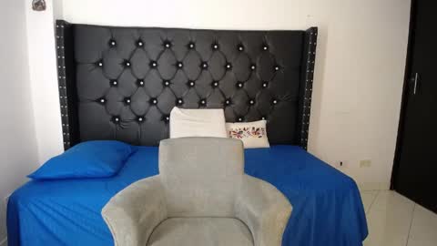 Snapshot of renata_salinas_1 chatting on April 7, 12:44 am Renata Salinas online show from April 7, 12:44 am