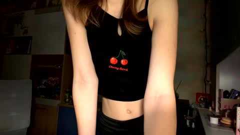 Snapshot of renayreisdorf chatting on March 25, 4:24 pm Mia online show from March 25, 4:24 pm