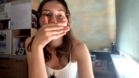 Mia online show from May 5, 11:18 am