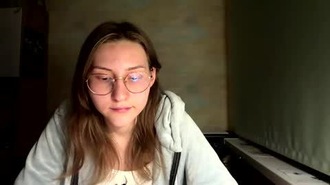 Mia online show from May 13, 5:32 pm