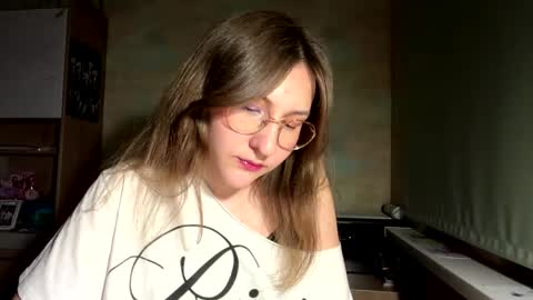 Mia online show from May 17, 7:10 pm
