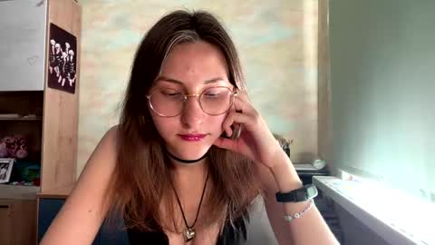 Mia online show from May 19, 11:38 am