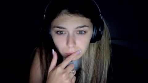 Snapshot of renee_loah chatting on June 1, 9:16 pm renee_loah online show from June 1, 9:16 pm
