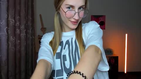 Snapshot of renewalri chatting on October 17, 1:57 pm Rina online show from October 17, 1:57 pm