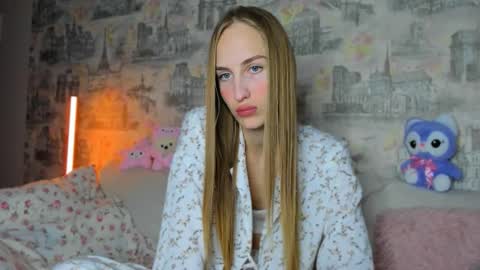 Snapshot of renewalri chatting on October 19, 10:27 am Rina online show from October 19, 10:27 am