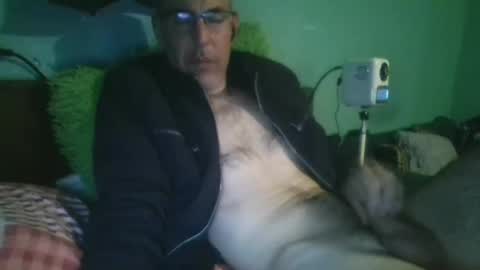 Snapshot of reyes_albert2006 chatting on April 19, 6:10 pm reyes_albert2006 online show from April 19, 6:10 pm