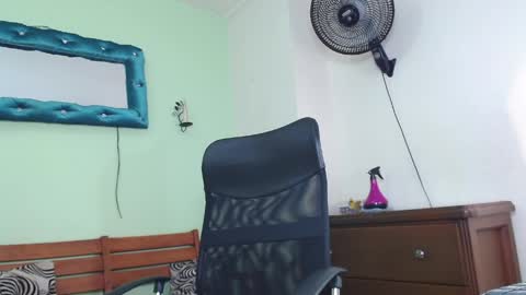 Snapshot of richardwithe_ chatting on April 6, 12:06 pm Richard online show from April 6, 12:06 pm