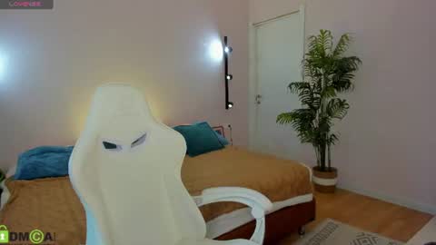 Snapshot of riddle_layla chatting on June 22, 9:17 am Layla online show from June 22, 9:17 am