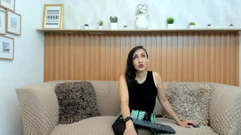 Snapshot of riley_reid_milf chatting on June 25, 1:15 pm Oriana online show from June 25, 1:15 pm