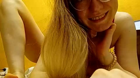 Snapshot of rinettawilss chatting on December 9, 5:52 pm RinettaWilss online show from December 9, 5:52 pm