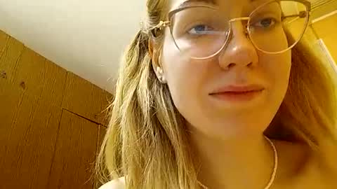 Snapshot of rinettawilss chatting on December 31, 3:20 pm RinettaWilss online show from December 31, 3:20 pm