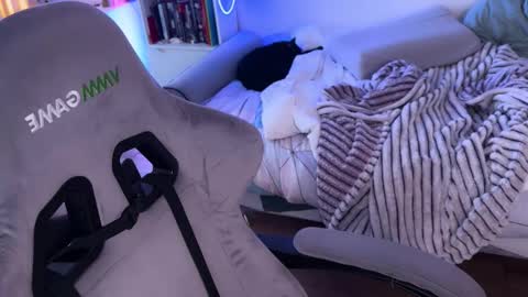   DianaBrite            fansl y online show from October 6, 11:18 am