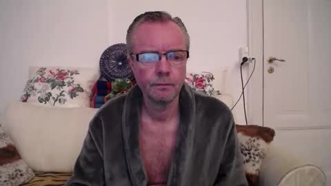 Snapshot of risras chatting on April 4, 11:51 am RisRas online show from April 4, 11:51 am