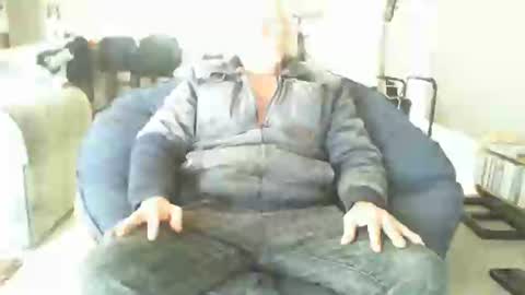 Snapshot of riverratggg chatting on December 10, 7:05 am riveratggg online show from December 10, 7:05 am