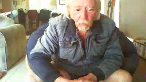Snapshot of riverratggg chatting on December 26, 6:19 am riveratggg online show from December 26, 6:19 am