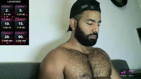 Snapshot of roa32sebas chatting on March 18, 4:43 pm SebasRoa online show from March 18, 4:43 pm