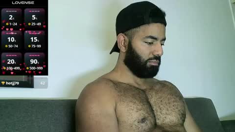 Snapshot of roa32sebas chatting on April 1, 3:53 pm SebasRoa online show from April 1, 3:53 pm