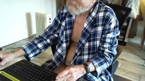 Snapshot of roaming_rob chatting on January 28, 12:43 pm Rob online show from January 28, 12:43 pm