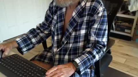 Snapshot of roaming_rob chatting on March 11, 11:55 am Rob online show from March 11, 11:55 am