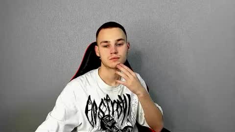 robert10211 online show from December 2, 8:04 pm